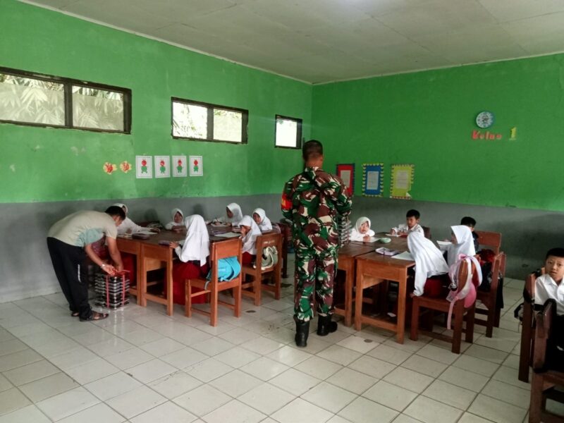 Babinsa Koramil 2215/Ciemas Monitoring Program Makan Bergizi Gratis di SDN 1 Mekarsakti