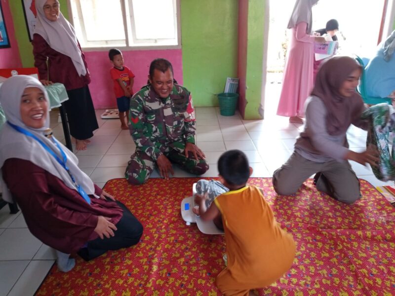 Babinsa Koramil 2204/Cikidang Dampingi Kegiatan Posyandu di Desa Cikiray 9