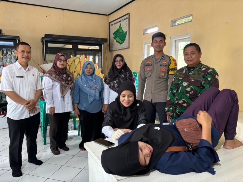 Danposramil Purabaya Dampingi Petugas Kesehatan Laksanakan Program Dokter Masuk Kampung 7