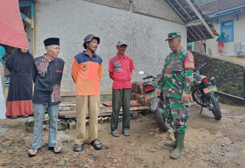 Babinsa Koramil 2209/Lengkong Laksanakan Komsos dengan Warga 9