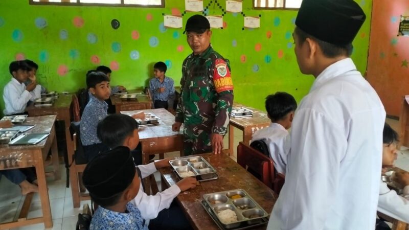 Babinsa Koramil 2210/Pabuaran Dampingi Program Makan Bergizi Gratis 8