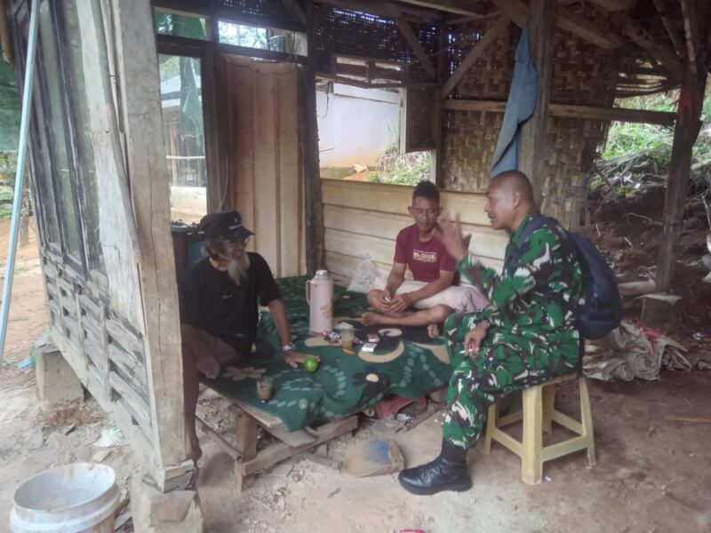 Babinsa Koramil 2215/Ciemas Jalin Komsos Demi Menjaga Keamanan Wilayah 2