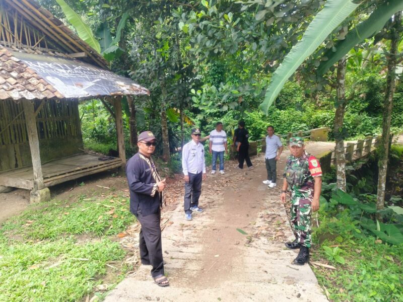 Babinsa Koramil 2211/Sagaranten Hadiri Monev Pembangunan Rambat Jalan di Desa Cipamingkis