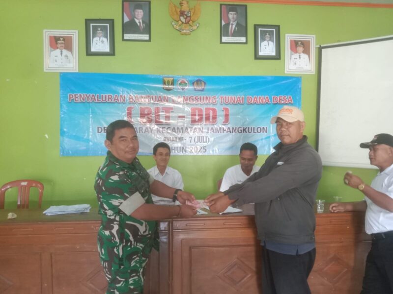 Babinsa Koramil 2213/Jampangkulon Dampingi Penyaluran BLT DD di Desa Ciparay 11