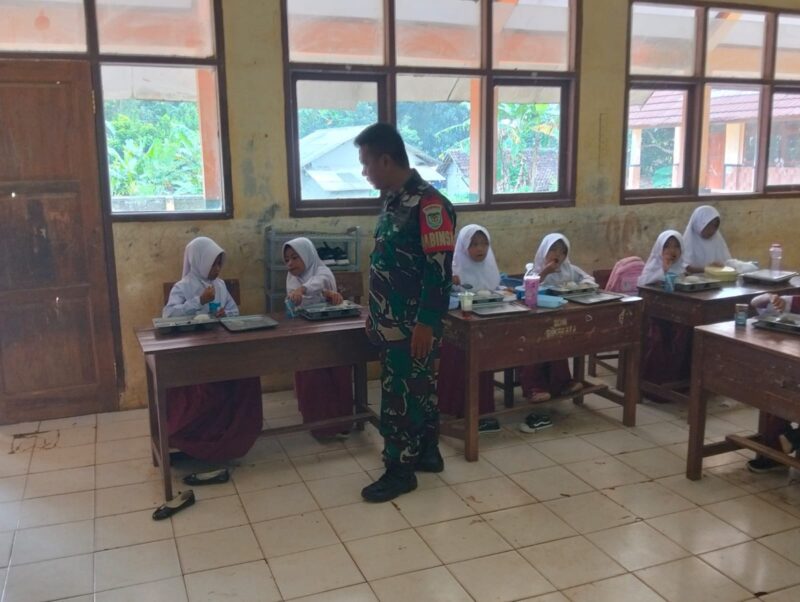 Babinsa Koramil 2214/Surade Dampingi Kegiatan Makan Sehat Gratis di Desa Sirnasari 11