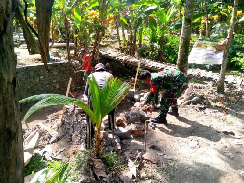 Babinsa Koramil 2201/Cisolok Laksanakan Karya Bakti Pembenahan Irigasi Bersama Warga 5