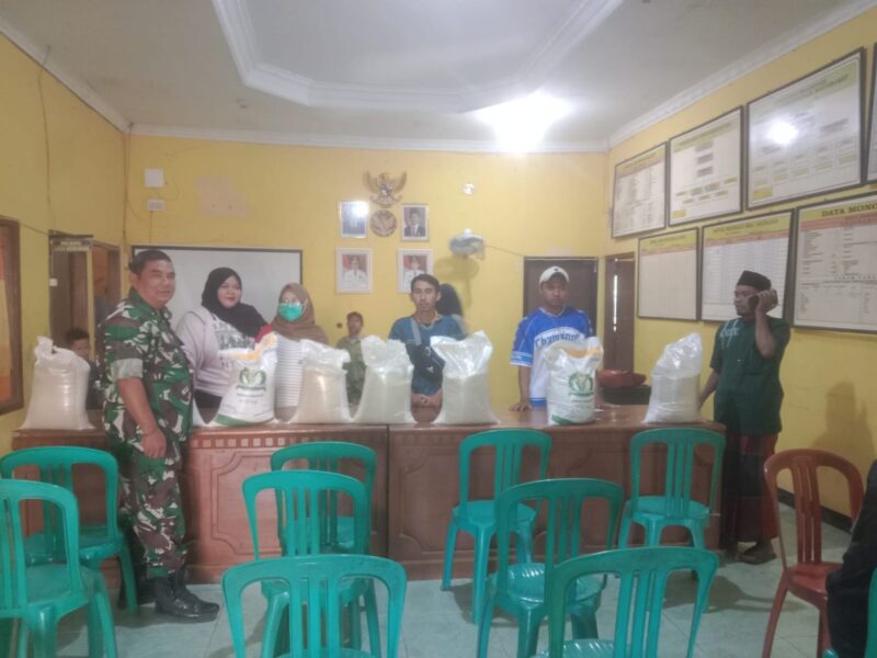 Babinsa Koramil 2213/Jampangkulon Dampingi Penyaluran Bantuan Beras Bulog di Desa Ciparay 2