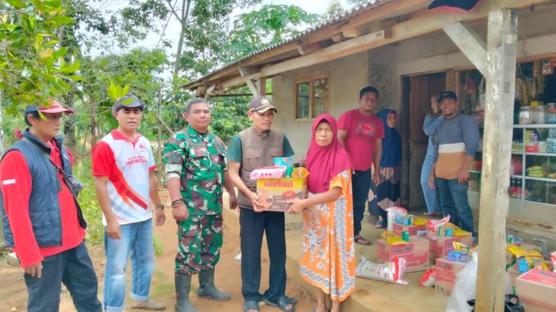 Babinsa Koramil 2213/Jampangkulon Dampingi Penyaluran Bantuan Sembako di Desa Cimanggu 7