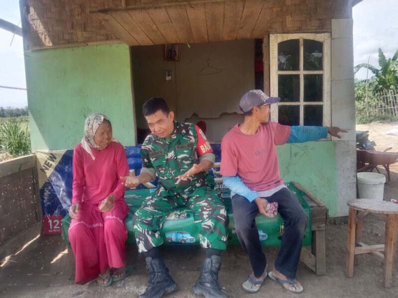 Babinsa Koramil 2206/Parakansalak Laksanakan Komsos Bersama Warga Masyarakat 9