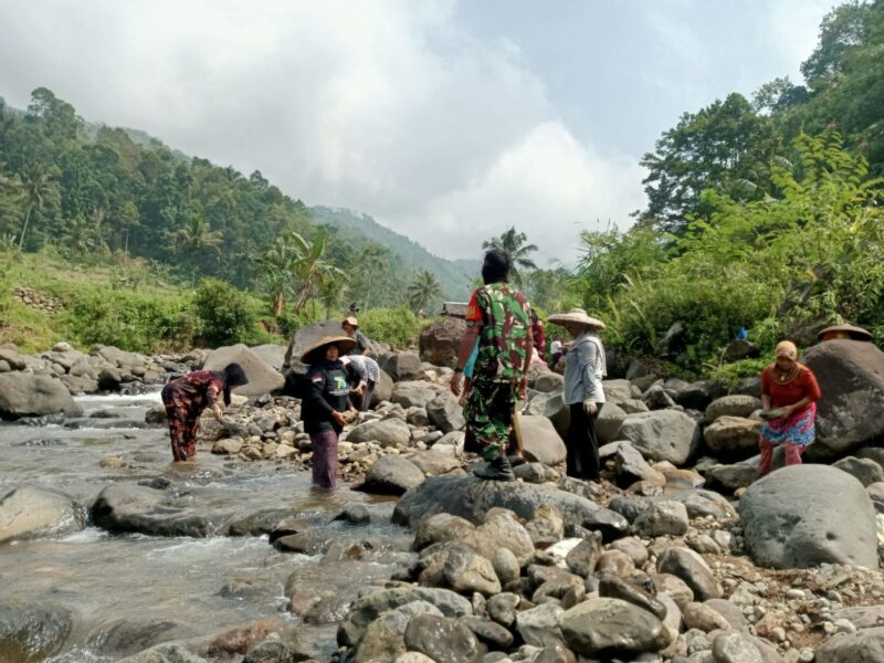 Babinsa Koramil 2201/Cisolok Laksanakan Karya Bakti Bersama Warga 9