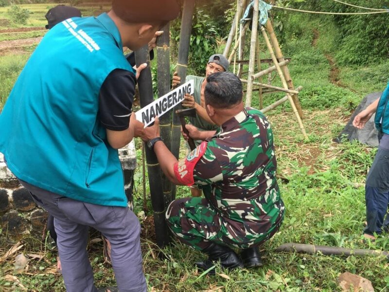 Babinsa Koramil 2207/Jampang Tengah Desa Nangerang Laksanakan Karya Bakti Pembuatan Batas Desa Bersama Warga 8