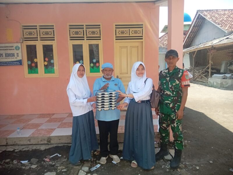 Babinsa Koramil 2212/Tegalbuleud Dampingi Kegiatan Makan Bergizi Gratis di Sekolah 10