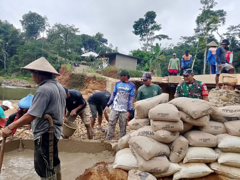 BABINSA KORAMIL 2213/JAMPANGKULON GELAR KEGIATAN BHAKTI BERSAMA WARGA DESA SUKAMAJU 10