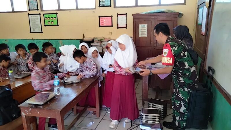 Babinsa Koramil 2214/Surade Dampingi Kegiatan Makan Sehat Gratis di SDN Jagamukti 6