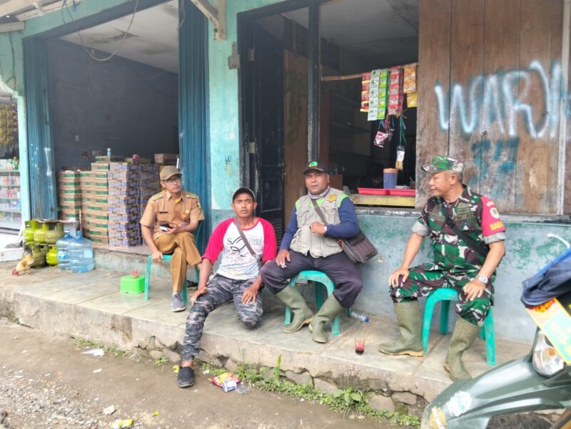 Babinsa Koramil 2210/Pabuaran Laksanakan Komsos Bersama Warga Desa Sukajaya 5