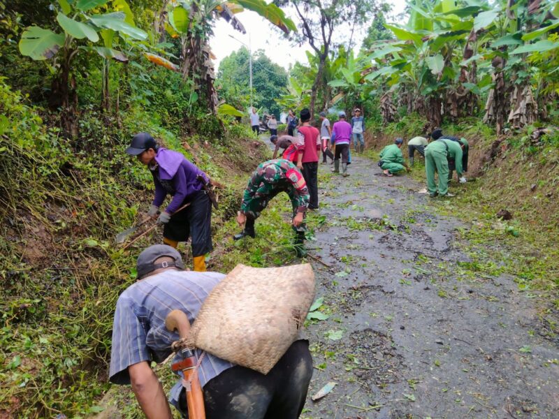 Babinsa Koramil 2201/Cisolok Gelar Karya Bakti Bersama Warga 4