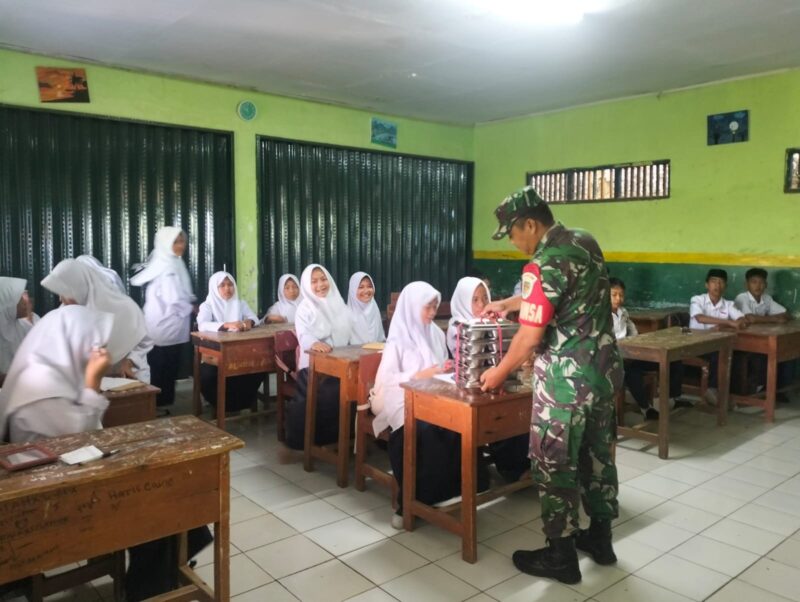 Babinsa Koramil 2206/Parakansalak Dampingi Pendistribusian Program MBG di MTs Al Intidom 9