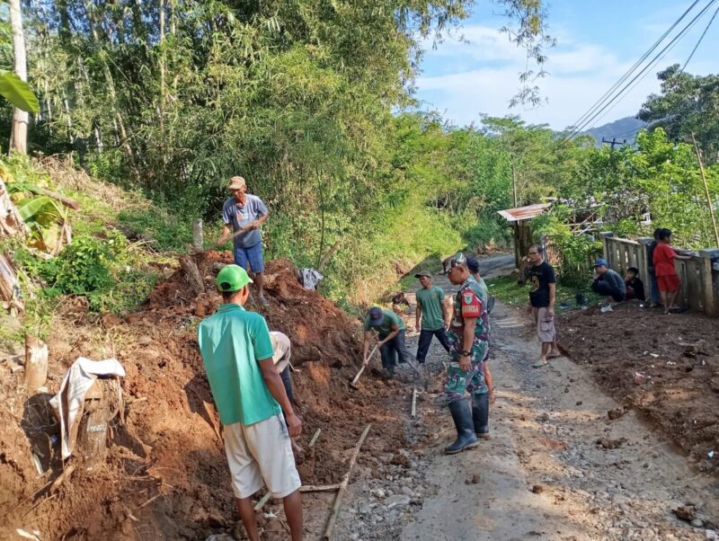 Babinsa Koramil 2208/Nyalindung Laksanakan Karya Bakti Pembersihan Drainase Bersama Warga 3