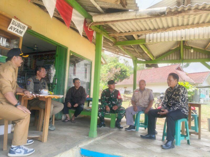 Babinsa Koramil 2201/Cisolok Laksanakan Komsos dan Monitoring Wilayah di Desa Wanajaya 4