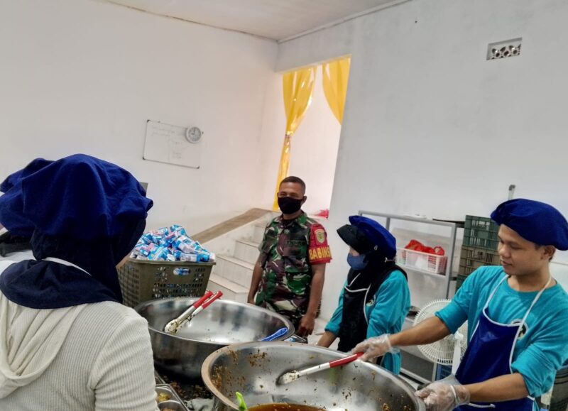 Babinsa Koramil 2205/Kalapanunggal Dampingi Pendistribusian Makanan Bergizi Gratis 7
