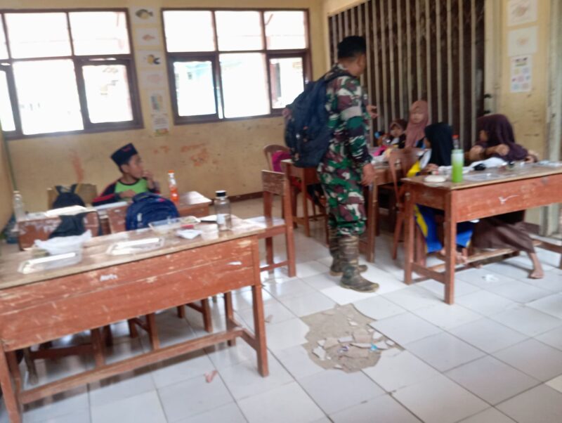 Babinsa Koramil 2201/Cisolok Dampingi Kegiatan Makan Bergizi di SD Negeri Cipanas 6