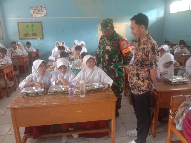 Danramil 2204/Cikidang Hadiri Launching dan Pendistribusian Makan Bergizi Gratis Desa Tamansari 5