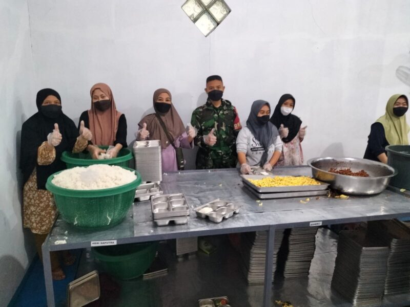 Babinsa Koramil 2211/Sagaranten Dampingi Pelayanan Dapur Sehat Makanan Bergizi Gratis di Kecamatan Curugkembar 10