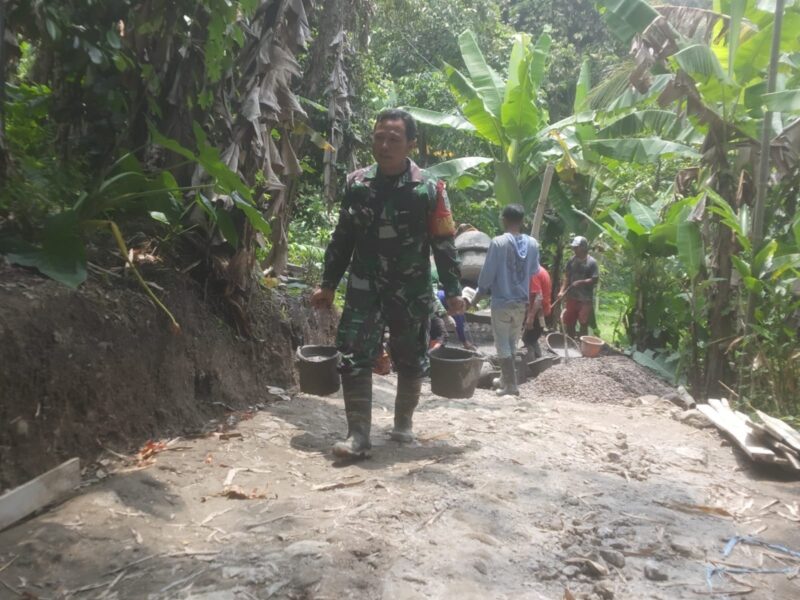 Babinsa Koramil 2204/Cikidang Laksanakan Kegiatan Bakti Pengecoran Jalan di Desa Cicareuh 9