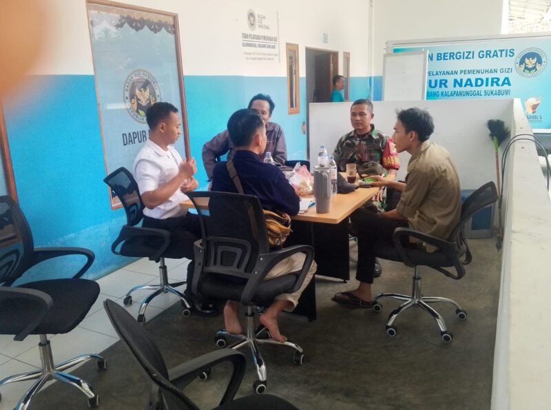 Babinsa Koramil 2205/Kalapanunggal Laksanakan Komsos Bersama Ka SPPG di Desa Palasari Girang 3