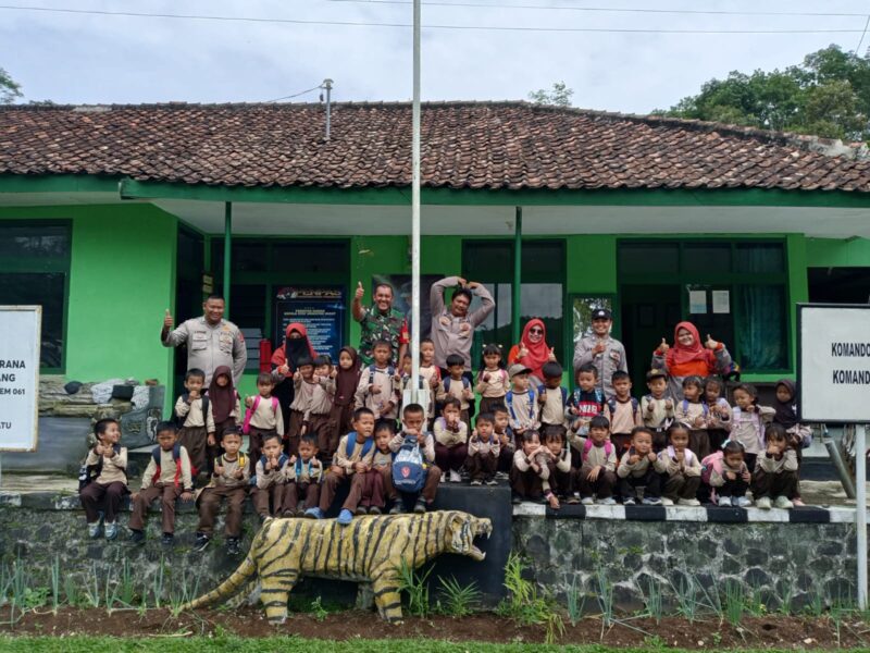 Koramil 2204/Cikidang Terima Kunjungan TK Tunas Karya Cipetir dalam Rangka Pengenalan dan Kedekatan TNI dengan Rakyat