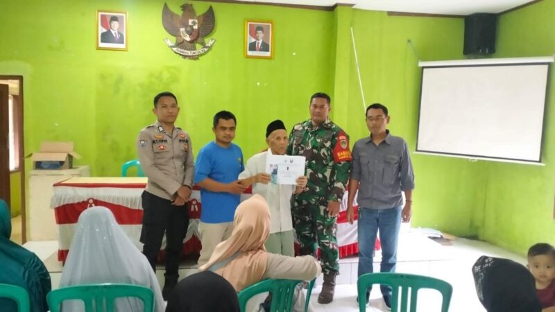 Babinsa Koramil 2207/Jampangtengah Dampingi Penyaluran BLT Dana Desa di Desa Bantaragung 2