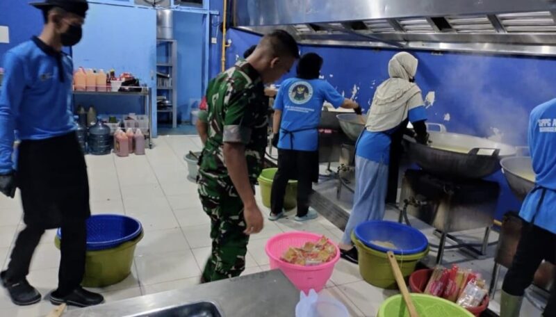 Babinsa Koramil 2213/Jampangkulon Dampingi Pengecekan Dapur SPPG di Wilayah Kalibunder 4