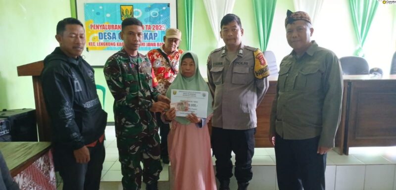 Babinsa Koramil 2209/Lengkong Dampingi Penyaluran BLT-DD di Desa Cilangkap 1