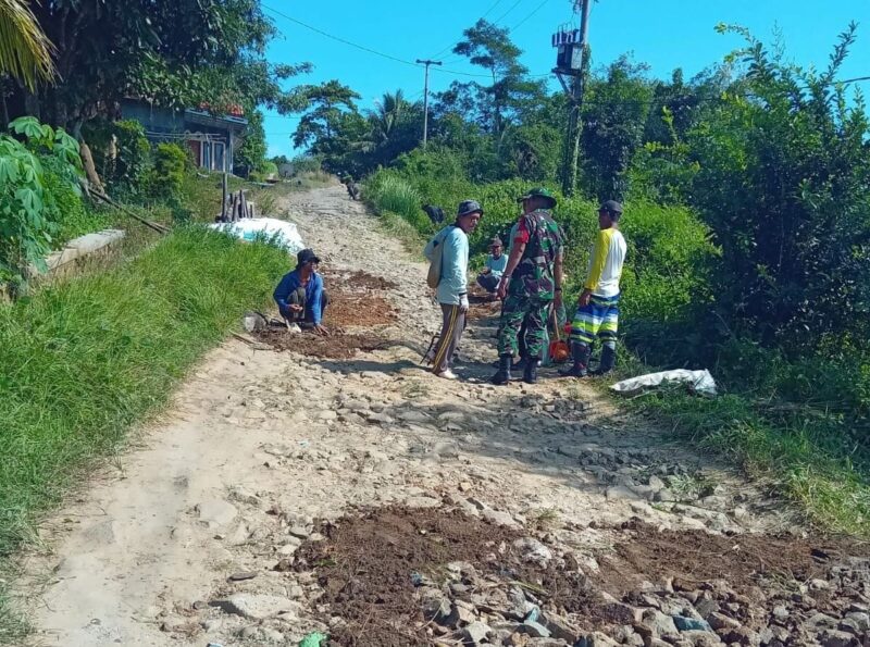 Babinsa Koramil 2215/Ciemas Laksanakan Kegiatan Bakti Pemeliharaan Jalan di Desa Tamanjaya 8