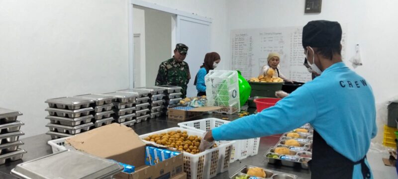 Babinsa Koramil 2201/Cisolok Laksanakan Pengecekan Dapur Makan Bergizi di Desa Cimaja 11