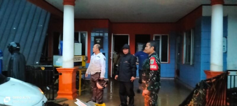 Babinsa Koramil 2201/Cisolok Monitoring Bencana Tanah Longsor di Desa Sukarame 10