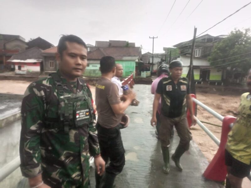 Babinsa Koramil 2201/Cisolok Evakuasi Warga Terdampak Banjir di Desa Cikahuripan