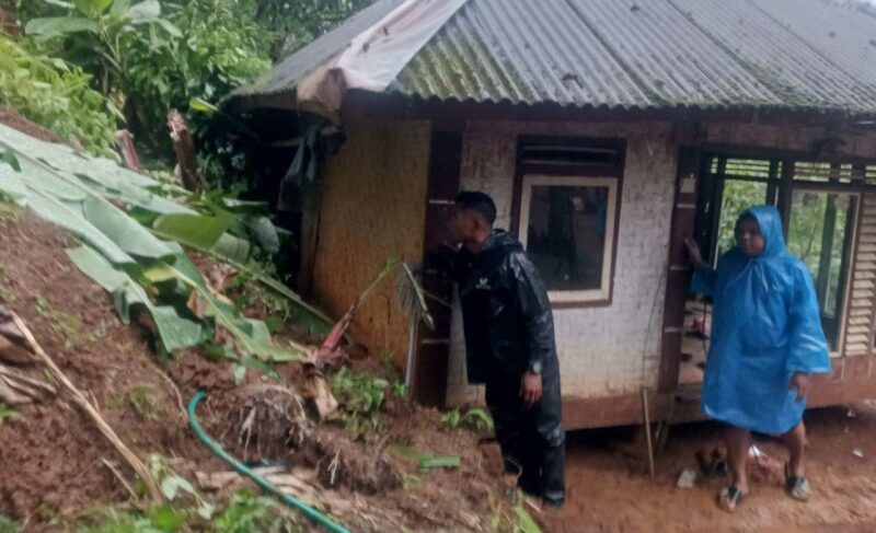 BABINSA DESA MARGALAKSANA KOPKA JOHANES POSRAMIL 01/CIKAKAK TINDAK CEPAT TANGANI LONGSOR 2