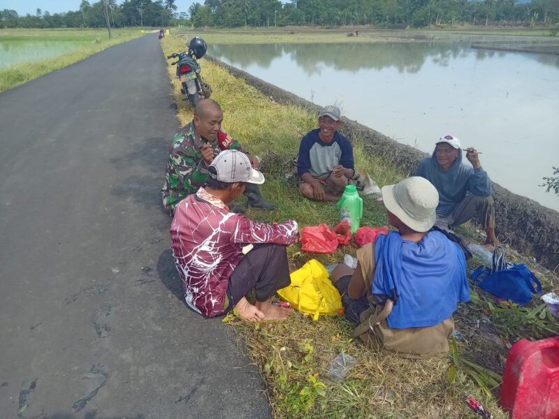 Babinsa Koramil 2215/Ciemas Laksanakan Komsos dengan Kelompok Tani di Desa Ciemas 7