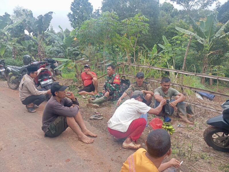 Babinsa Koramil 2201/Cisolok Laksanakan Komsos Bersama Warga Desa Gunung Karamat 6