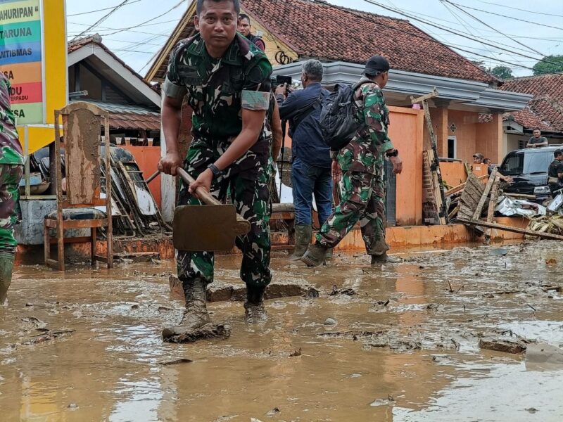 Pasiter Kodim0622/Kab.Sukabumi Danpingi Kasdim dan Bupati Tinjau Lokasi TERDAMPAK 1 Pasiter Kodim0622/Kab.Sukabumi Danpingi Kasdim dan Bupati Tinjau Lokasi TERDAMPAK