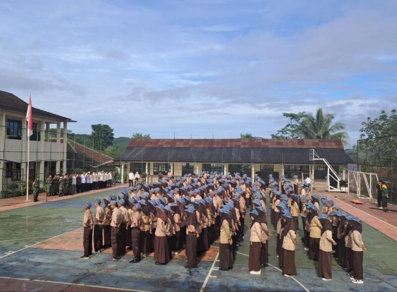 Danramil 2207/Jampangtengah Hadiri Pembukaan Kegiatan 8 Dimensi Profil Lulusan di SMAN 1 Jampangtengah 3