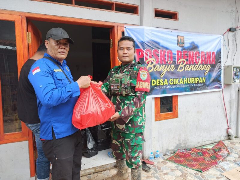 Babinsa Koramil 2201/Cisolok Salurkan Bantuan Sembako untuk Warga Terdampak Banjir Bandang 1