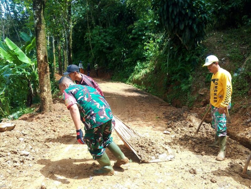 BABINSA DESA CIRENDANG KOPTU PARULIAN SIHOTANG ANGGOTA KOARAMIL 2201/CISOLOK BERSAMA WARGA GOTONG ROYONG BERSIHKAN MATERIAL LONGSOR DI KAMPUNG CISEER, CISOLOK 4