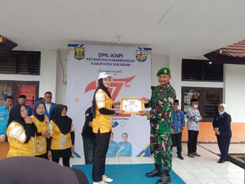 Babinsa Koramil 2205/Kalapanunggal Ikuti Olahraga Bersama dalam Rangka Hari Sumpah Pemuda ke-97 1