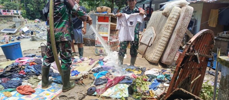 Babinsa Koramil 2201/Cisolok Bantu Warga Bersihkan Pakaian Terdampak Bencana 9