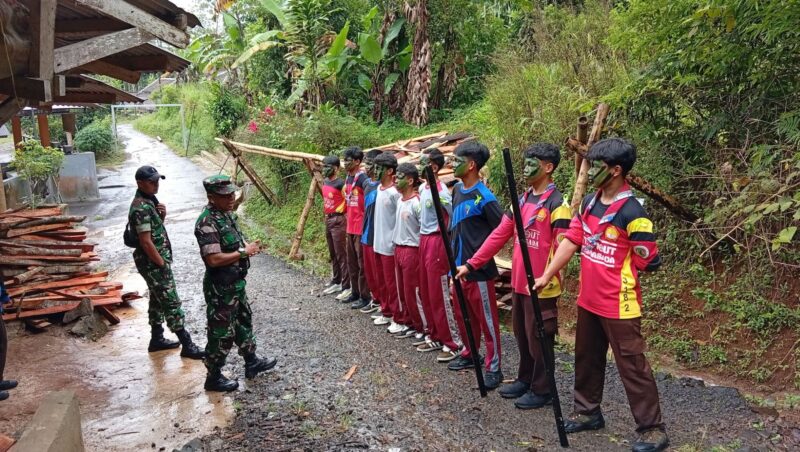 Babinsa Koramil 2208/Nyalindung Beri Pembinaan Kepada Anggota Pramuka Saka Wira Kartika 7