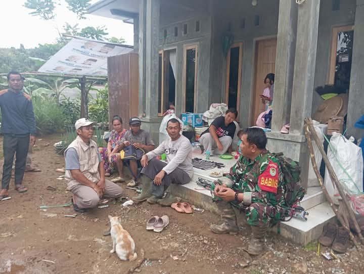 Babinsa Koramil 2201/Cisolok Laksanakan Komsos dan Monitoring Wilayah di Desa Gunung Karamat 6