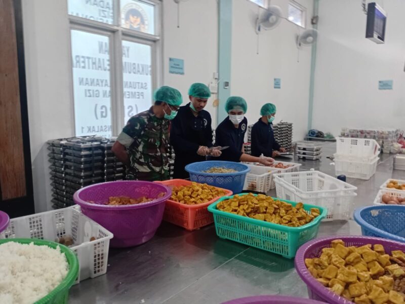 Babinsa Koramil 2206/Parakansalak Laksanakan Pengecekan Dapur SPPG di Desa Bojongasih 4
