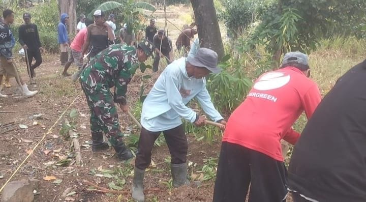 Babinsa Koramil 2215/Ciemas Gelar Kegiatan Bakti Pembersihan Lingkungan di Desa Mekarsakti 9